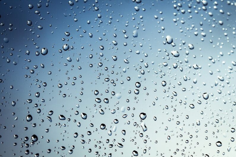 Kiša na staklu prozora